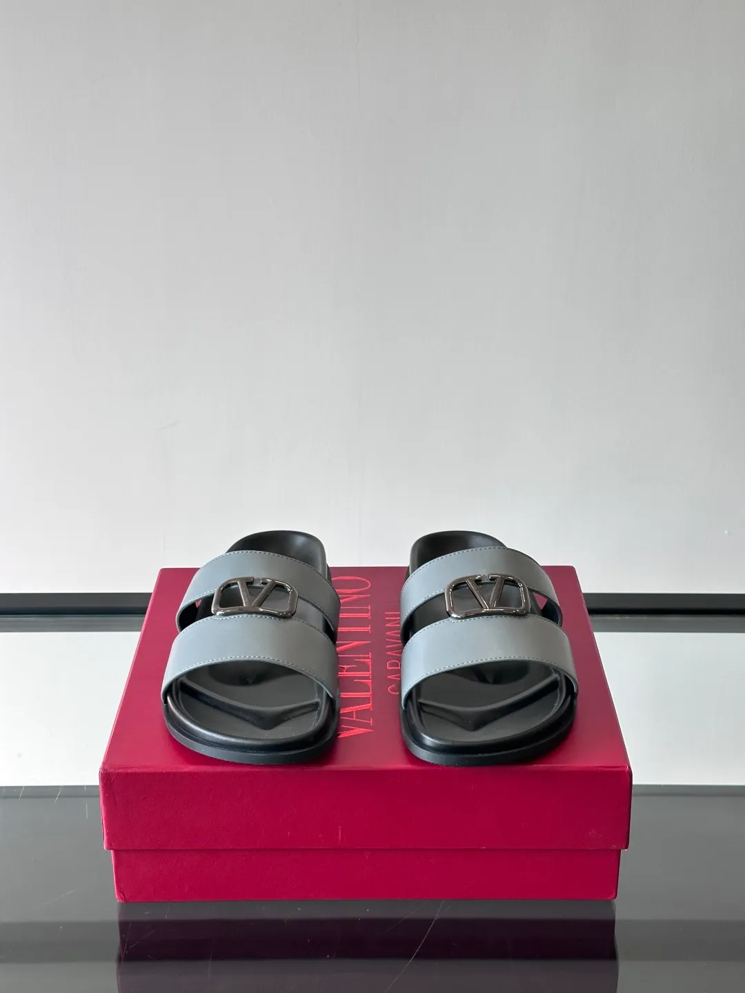 Men's shoes 💰p320 "VALENTINO" Valentino Men's 🧍‍♂️ Spring and summer new style metal rivet flat slippers, elegant sandals, the same style worn by celebrities, original molding, imported calfskin. Rubber outsole. Soft and durable, full set of counter packaging size: 39-44 (customized at 38.45.46)